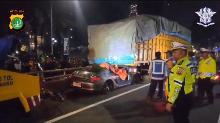 Porsche menabrak truk hingga pengemudinya tewas di tol dalam kota, Jakarta, Rabu (19/6/2024).