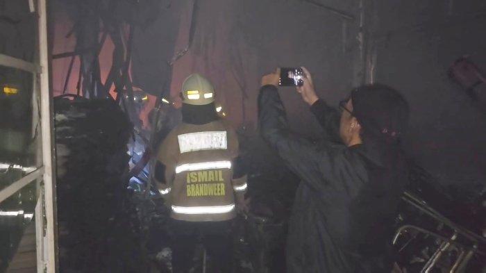 Suasana di Posko Pemenangan Caleg PDIP Darmadi Durianto yang terbakar di kawasan Sunter Jaya, Tanjung Priok, Jakarta Utara, Sabtu (23/12/2023) malam.