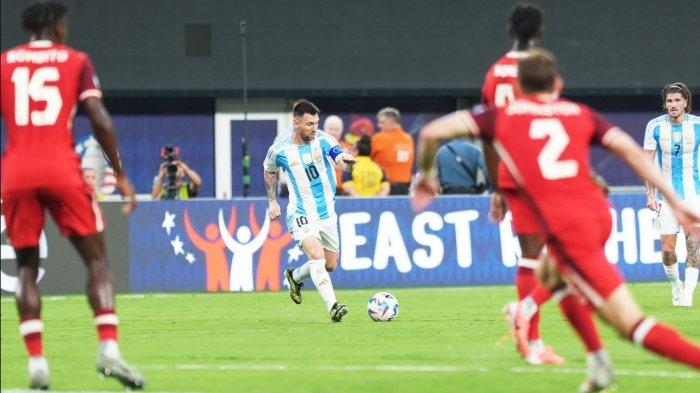 Potret Lionel Messi dikepung pemain Kanada.