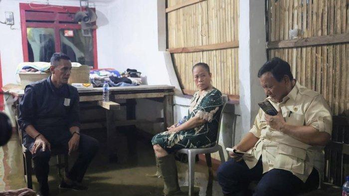 KUNJUNGI KORBAN BANJIR - Presiden Prabowo Subianto mengunjungi korban banjir di Babelan, Kabupaten Bekasi pada Sabtu (8/3/2025).