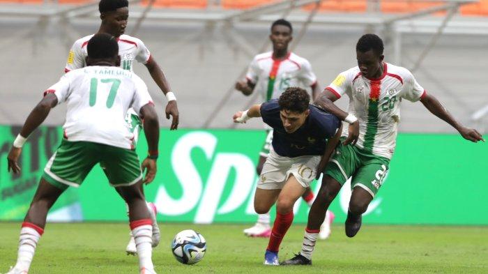 Pemain Timnas Prancis U-17 dikawal ketat pemain Burkina Faso di Piala Dunia U-17 yang berlangsung di Jakarta International Stadium (JIS), Minggu (12/11/2023).