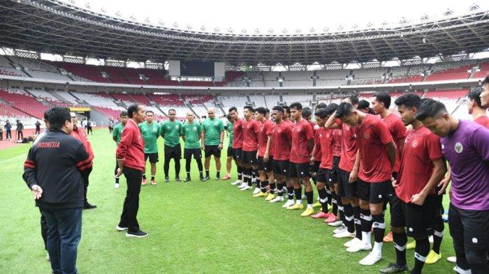 Presiden Joko Widodo memberikan semangat kepada para pemain Timnas Indonesia U-20 di Stadion Utama Gelora Bung Karno, Sabtu (1/4/2023).