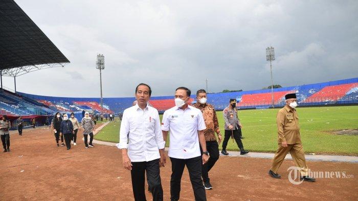 Presiden Jokowi didampingi Ketua Umum PSSI Mochamad Iriawan, dan Bupati Malang M Sanusi meninjau lokasi kerusuhan di Stadion Kanjuruhan, Kabupaten Malang, Jawa Timur, Rabu (5/10/2022). Dalam pernyataannya, Presiden memerintahkan Kementerian Pekerjaan Umum mengaudit seluruh stadion di Indonesia agar tragedi Kanjuruhan tidak terulang kembali.