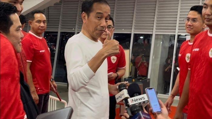 Presiden Jokowi usai menyaksikan laga Timnas Indonesia melawan Vietnam dalam kualifikasi Piala Dunia Zona Asia Grup F di Stadion Gelora Bung Karno, Jakarta Kamis (21/3/2024) malam. Ia acung jempol saat ditanya jersey baru Timnas Indonesia. Pada kesempatan yang sama, Jokowi juga berbicara tentang ucapan selamatnya kepada Prabowo dan Gibran karena menang Pilpres 2024.