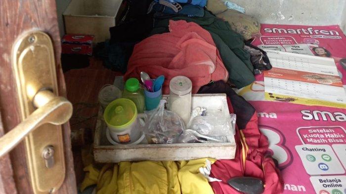 Pria paruh baya ditemukan tewas tertumpuk pakaian di kontrakannya di wilayah Kampung Muka Ancol, Blok C, RT 09 RW 04 Kelurahan Ancol, Pademangan, Jakarta Utara, Rabu (5/7/2023).