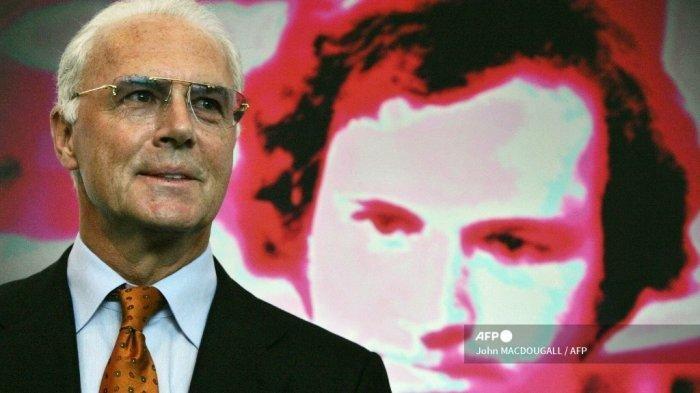 RIP Legends, inilah Profil Franz Beckenbauer (kanan) berpose di depan potret dirinya karya seniman Swiss Annelies Strba, saat pembukaan pameran 