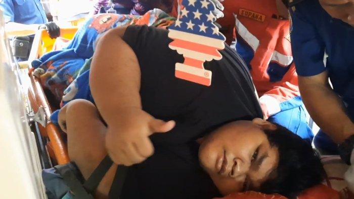 Proses evakuasi Ahmad Juwanto (19) yang dilakukan petugas gabungan ke RS Adhyaksa, Cipayung, Jakarta Timur, Kamis (6/7/2023). (1)
