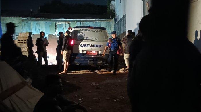 Proses evakuasi jenazah pekerja proyek pembangunan perkantoran yang tertimbun di Duren Sawit, Jakarta Timur, Senin (31/7/2023).