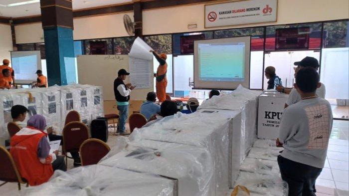 Proses penghitungan suara Pemilu 2024 pada tingkat Kecamatan Pulogadung yang berlangsung di Gelanggang Remaja Pulogadung, Minggu (18/2/2024).