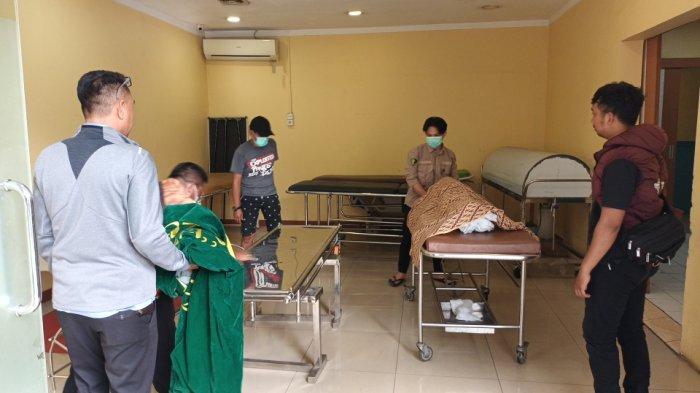 Proses penyerahan jenazah Kurniawan (10) ke pengurus RT yang mewakili pihak keluarga di Instalasi Forensik RS Polri Kramat Jati, Jakarta Timur, Kamis (14/12/2023).