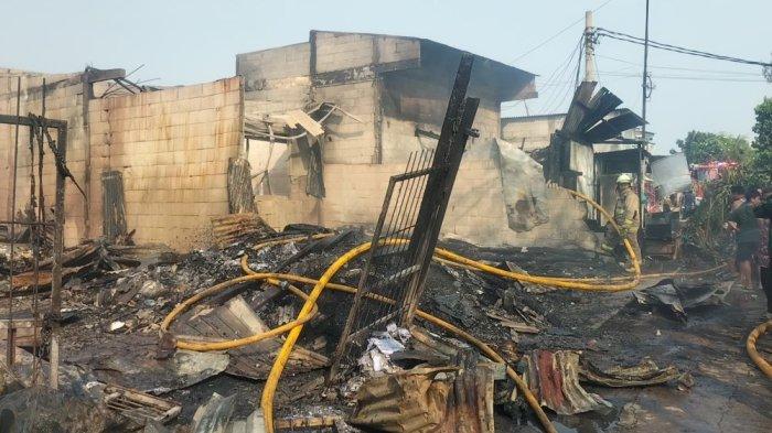 Puluhan rumah terbakar di permukiman Tanah Merah, Jalan Kali Betik, RW 07 Kelurahan Tugu Selatan, Koja, Jakarta Utara pada Jumat (28/7/2023). 