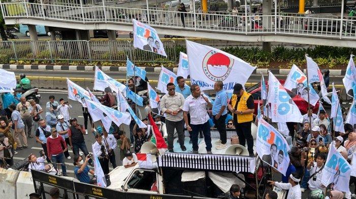 Puluhan simpatisan dan relawan Ridwan Kamil-Suswono yang menggelar aksi demo di depan kantor KPU DKI Jakarta, Senin (2/12/2024).