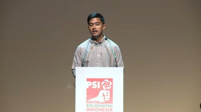Putra bungsu Presiden Joko Widodo, Kaesang Pangarep saat pidato politiknya perdananya usai ditunjuk sebagai Ketua Umum PSI. Dalam pidato politiknya, Kaesan masih sempat mengeluarkan jokes dan meroasting Jokowi.