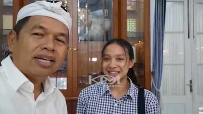 Gubernur Jawa Barat, Dedi Mulyadi, bersama atlet muay thai Kabupaten Bekasi, Sarah Avilia. Ia memediasi Sarah dengan Pengcab Muay Thai Kota Bekasi karena urusan uang pembinaan, bicara soal rahasia murah rezeki.
