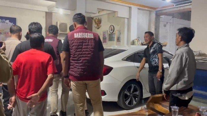RUMAH ARSIN DIGELEDAH - Bareskrim Mabes Polri menggeledah rumah Kades Arsin bin Asip, di Jalan Kali Baru, Pakuhaji, Senin (10/2/2025). Terlihat satu unit mobil Honda Civic putih terpakir di halaman rumah Kades Arsin.