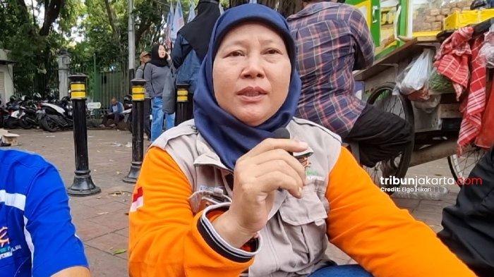 REAKSI BURUH DI MAY DAY 2025 - Rahayu, buruh asal Cikarang mengaku perayaan May Day tahun ini 2025 terasa berbeda karena adanya kehadiran Presiden RI.