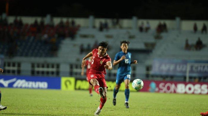 Penyerang Timnas Indonesia U-23 Ramadhan Sananta berduel dengan pemain Thailand  di Stadion Rayong Provincial Stadium, Thailand, Kamis (24/8).