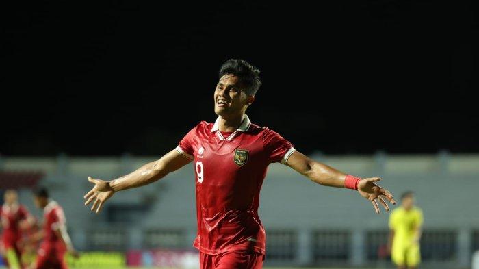 Penyerang Timnas Indonesia U-23 Ramadhan Sananta selebrasi usai mencetak gol ke gawang Malaysia di Piala AFF U-23 2023. Timnas Indonesia harus mengakui kemenangan Malaysia dengan skor 2-1 dalam laga pembuka grup B Piala AFF U23 2023, Jumat (18/8/2023) malam WIB.