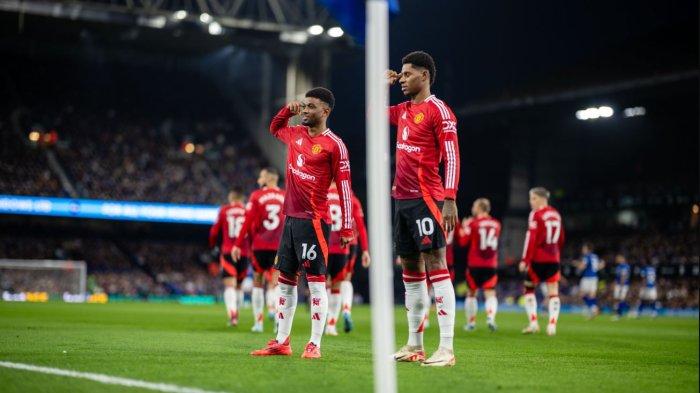 Selebrasi dua pemain Manchester United, Marcus Rashford bersama Amad Diallo.