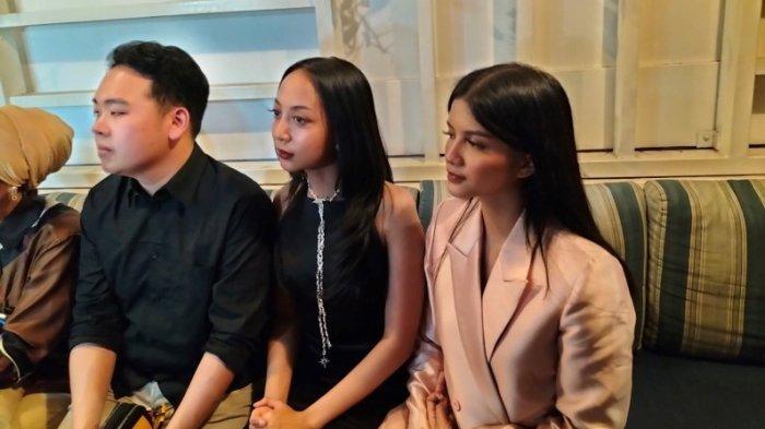 Ratih Widiartha (kedua dari kanan), salah satu finalis Miss Universe Indonesia (MUID) yang menjadi korban pelecehan, saat hadir dalam jumpa pers di kawasan Kebayoran Baru, Jakarta Selatan, Senin (7/8/2023). 