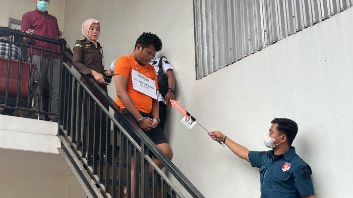 Rekonstruksi kasus anak bunuh ibu dan aniaya bapak kandung di Kota Depok, Kamis (31/8/2023).