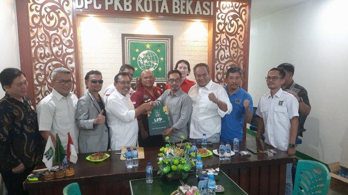 Relawan Pro Prabowo Gibran (Pa-Gi) mengambil formulir pendaftaran bakal calon wali Kota Bekasi di DPC PKB, Senin (6/5/2024).