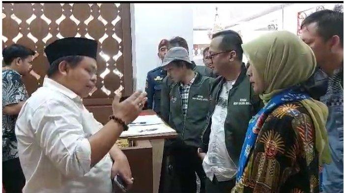 Reny Halida (kerudung) eks hakim penyunat hukuman Jaksa Pinangki yang kini menjadi bacalon DPD RI. Ia dan timsesnya sempat bersitegang dengan Komisioner KPU DKI Jakarta lantaran tak diperbolehkan mendaftar di hari Jumat (12/5/2023).
