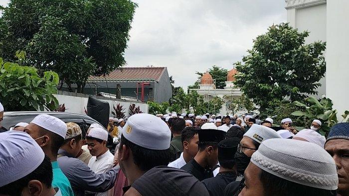 Ribuan pelayat berdatangan ke rumah duka Habib Hasan bin Ja'far Assegaf di komplek Masjid Nurul Musthofa, Cilodong, Kota Depok, Rabu (13/3/2024).