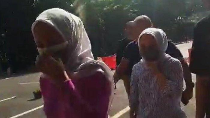 Penyesalan dan ketakutan sama sekali tak terlihat di wajah si kembar Rihana Rihani saat tiba di Polda Metro Jaya, pada Selasa (4/7/2023).