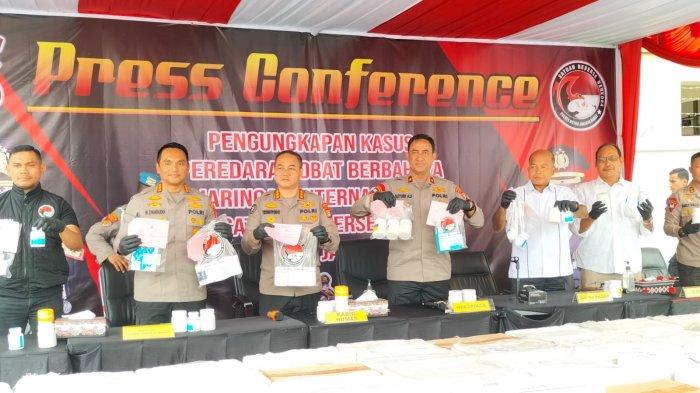 Wakapolda Metro Jaya, Brigjen Suyudi Ario Seto, didampingi Kabid Humas Kombes Pol Trunoyudo Wisnu Andiko Dirnarkoba Polda Metro Jaya, Kombes Hengki, dan Kapolres Metro Jakarta Barat, Kombes Pol M Syahduddi, merilis kasus pengungkapan obat terlarang dengan jumlah 37 juta 418 ribu butir di halaman Polres Jakbar, pada Rabu (3/5/2023).