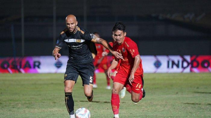 Bek Dewa United Risto Mitrevski saat mengawal ketat penyerang Persija Jakarta Witan Sulaeman. Di pertandingan itu, Persija Jakarta dikalahkan Dewa United dengan skor 2-0 di Indomilk Arena, Tangerang, Jumat (25/8/2023) malam.
