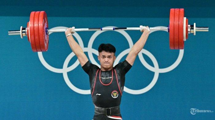 Rizki Juniansyah dari Indonesia bertanding dalam nomor angkat beban -73kg putra selama Olimpiade Paris 2024 di South Paris Arena di Paris, pada 8 Agustus 2024.