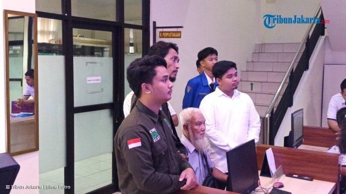 DUA ANAK ILYAS - Dua anak mendiang Ilyas Abdurrahman, Rizky Agam Syahputra (kemeja putih) dan Agam Muhammad Nasrudin (kemeja hijau) saat menyaksikan sidang tiga oknum anggota TNI AL di Pengadilan Militer II-08 Jakarta, Senin (10/2/2025).