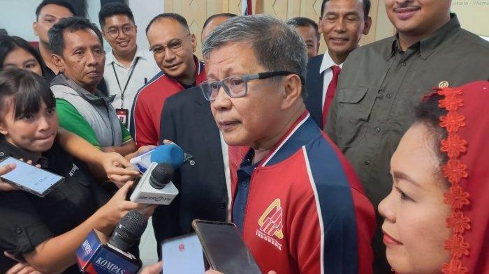 Rocky Gerung saat diwawancarai usai pelantikan kepengurusan FPTI periode 2023-2027 di Wisma Kemenpora, Senayan, Jakarta, Senin (4/3/2024).
