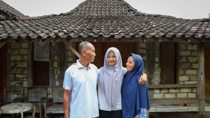 Rofidah Nurhana Lestari asal Teguhan, Wonosari, Kabupaten Gunungkidul calon mahasiswa UGM bersama kedua orangtuanya.