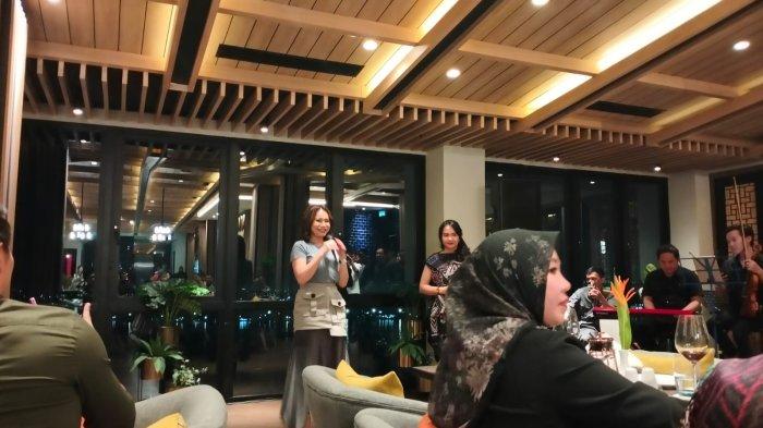 Rossa mengungkapkan rasa bahagianya tiket konser  “Another Journey, The Beginning” nyaris sold out saat makan malam bersama member ALL 'Accor Live Limitless' di SkyHouse Rooftop lantai 17, Hotel Mercure Samarinda pada Jumat (6/10/2023).