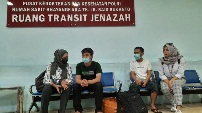 Rudi (baju hitam), ayah balita HZ (3) saat proses pengambilan jenazah anaknya di Instalasi Forensik RS Polri Kramat Jati, Jakarta Timur, Jumat (15/12/2023).