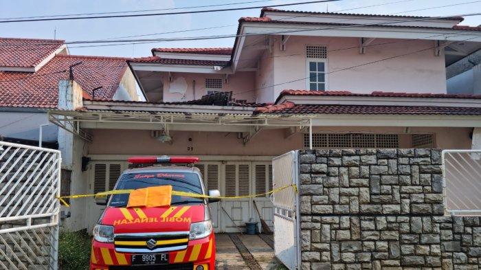 Rumah di perumahan Bukit Cinere Indah, Depok, Jawa Barat yang ditemukan jasad pasangan ibu dan anak sudah menjadi tengkorak, Kamis (7/9/2023).