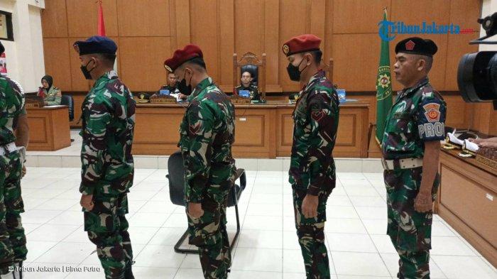 SIDANG OKNUM TNI AL -  Tiga oknum anggota TNI AL saat dihadirkan sebagai terdakwa dalam sidang perkara pembunuhan disertai penadahan mobil milik bos rental Ilyas Abdurrahman di Pengadilan Militer II-08 Jakarta, Senin (10/2/2025).