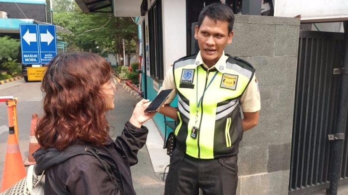 Saksi mata, Reno Julianto saat memberi keterangan terkait kecelakaan lalu lintas di Jalan Raden Inten, Duren Sawit, Jakarta Timur, Selasa (24/10/2023).