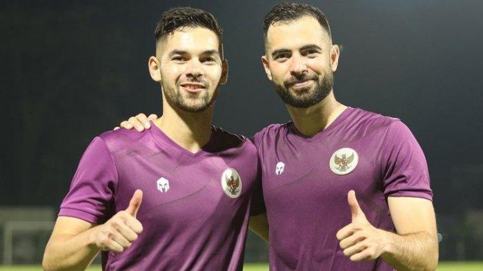 Sandy Walsh (kiri) dan Jordi Amat (kanan) ikut menjalani latihan perdana timnas Indonesia di Stadion Sidolig, Bandung, menjelang FIFA Matchday pada Jumat (27/5/2022).