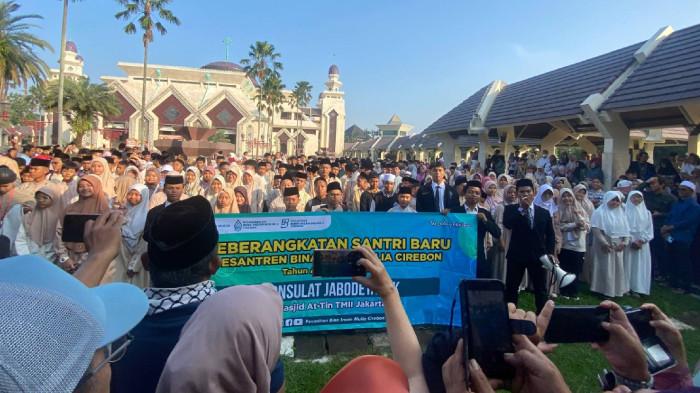 Ratusan santri baru dan wali santri dari konsulat Jabodetabek berkumpul di Masjid At-Tien, TMII, Jakarta Timur, untuk melanjutkan perjalanan ke Pesantren Bina Insan Mulia, Kabupaten Cirebon, Jawa Barat (19/7/2025). Tahun ini, total santri baru Pesantren Bina Insan Mulia mencapai 2522 orang.