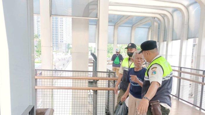 Satpol PP Kebayoran Baru menangkap seorang pemulung berinisial Y (72) yang membawa uang Rp 18 juta di Jalan Sudirman, Kebayoran Baru, Jakarta Selatan, Minggu (16/7/2023).