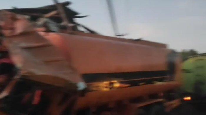 Satu unit truk tangki menyeruduk rumah warga di Kampung Nyatuh, Desa Suka Indah, Kecamatan Baros, Kabupaten Serang, Selasa (11/7/2023).