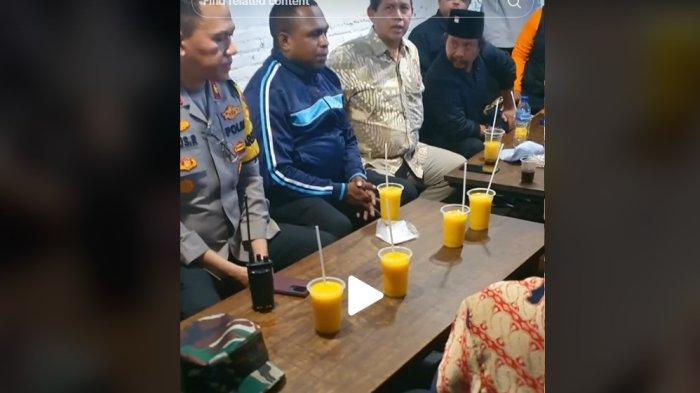 Security di  Apartemen Spring Lake Summarecon Bekasi yang mencabut paksa bendera Palestina di sepeda motor milik seorang kurir bernama Tentara Juantoro (28) akhirnya meminta maaf, pada Kamis (9/11/2023). Noceh akhirnya diberhentikan dari pekerjaannya.