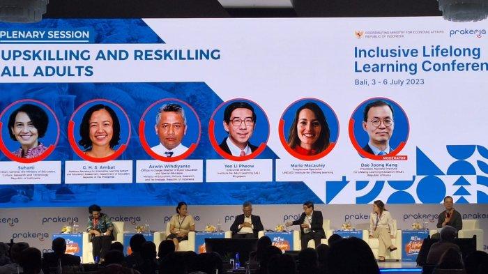 Sekjen Kemendikbud, Suharti (kiri) saat pemaparan dalam workshop Inclusive Lifelong Learning Conference (ILLC) bersama UNESCO.