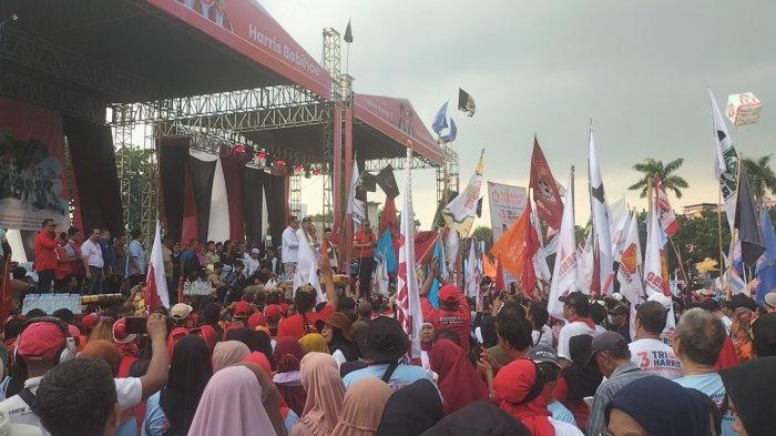 Sekjen PDIP Hasto Kristiyanto pimpin kampanye Akbar Paslon Wali Kota dan Wakil Wali Kota Bekasi Tri Adhianto - Harris Bobihoe di Lapangan Multiguna, Kota Bekasi, Sabtu (23/11/2024).