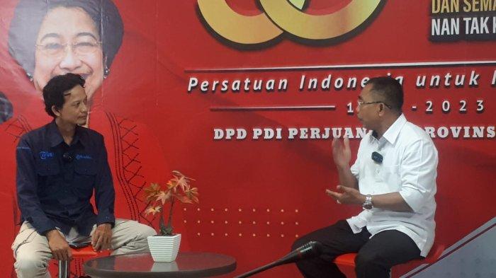 Sekretaris DPD PDIP DKI Jakarta Gembong Warsono saat berbincang dengan manager content TribunJakarta.com di Kantor DPD PDI Perjuangan, Tebet, Jakarta Selatan, Kamis (2/2/2023).