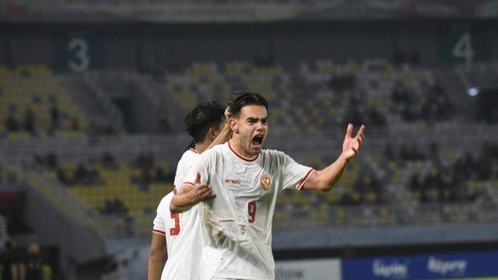 Selebrasi Jens Raven pada pertandingan Timnas Indonesia vs Timor Leste di fase grup Piala AFF U19 2024 di Stadion Gelora Bung Tomo, Surabaya, Selasa (23/2024) malam.