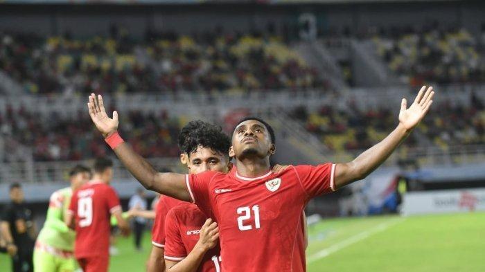 Selebrasi bek Timnas Indonesia, Iqbal Gwijanggae setelah mencetak gol kedua melawan Kamboja dalam lanjutan penyisihan grup A Piala AFF U19 2024 di Stadion Gelora Bung Tomo, Surabaya, Sabtu (20/7/2024) malam.